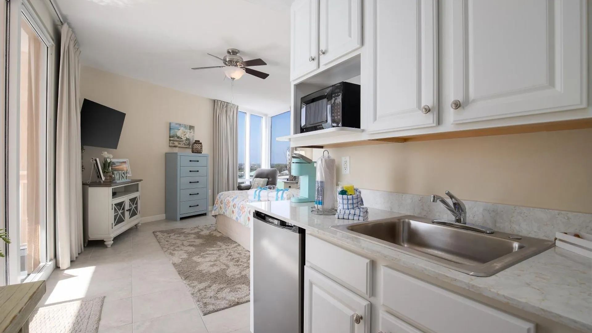 Water Park On-Site! 2 Beachfront Master Suites! Corner Balcony Views! Panama City Beach Semesterbostad